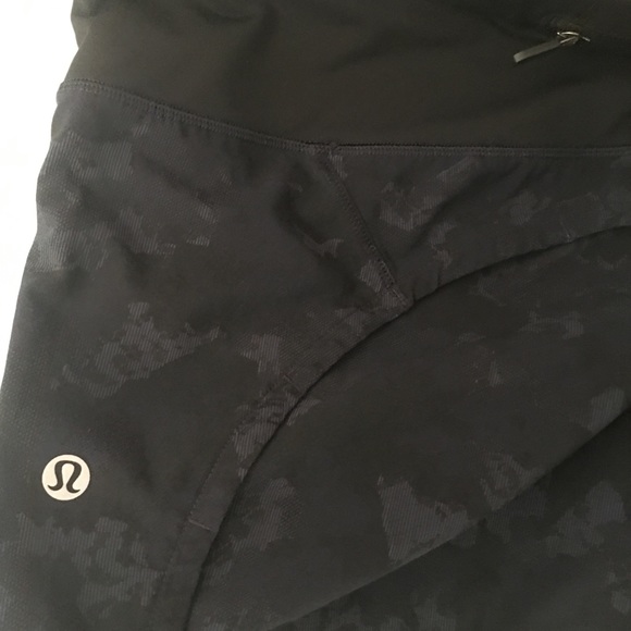 Lululemon run time ll 4” short size 6 - Picture 9 of 9